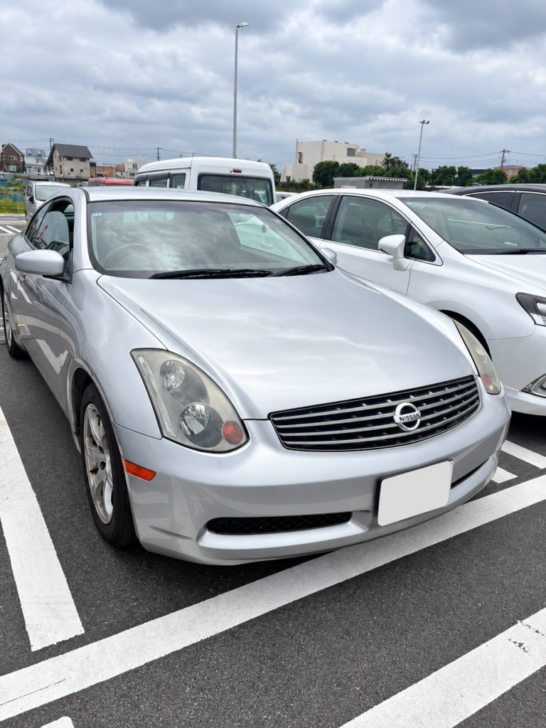 古い車の買取で査定する年式の古いシルバーのクーペ
